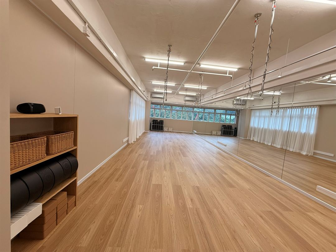 FT YOGA STUDIO 火炭瑜伽場地相片 2 / 10 — 自然採光的瑜伽練習區