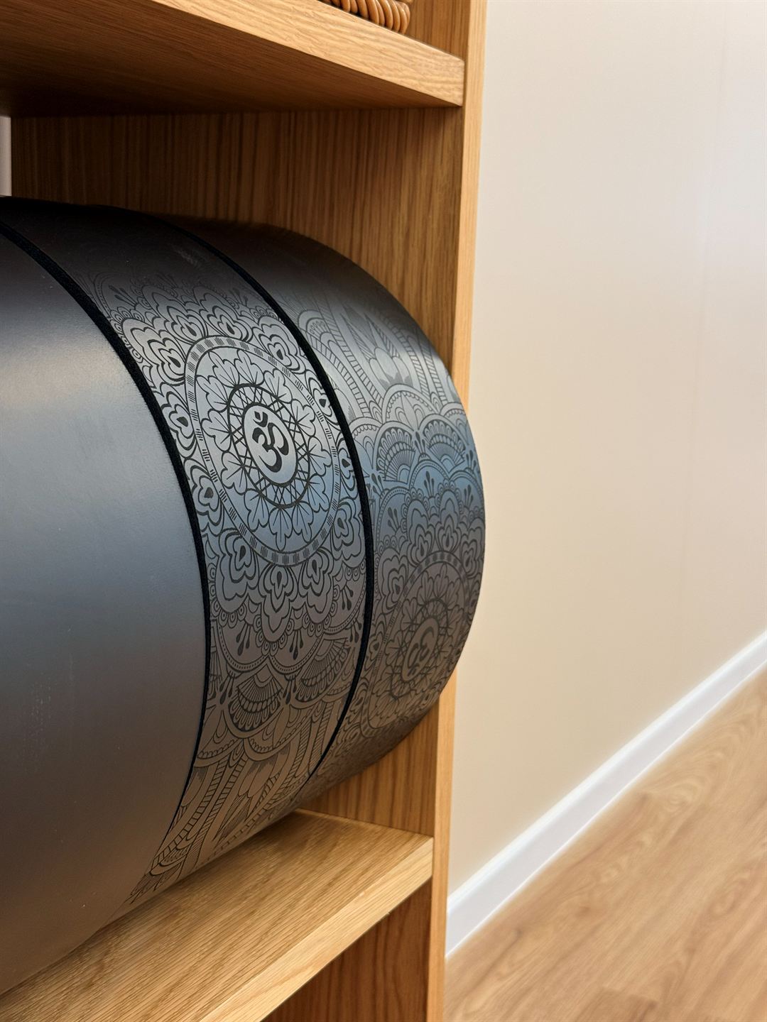 FT YOGA STUDIO 火炭瑜伽場地相片 5 / 10 — 瑜伽道具區與墊子收納
